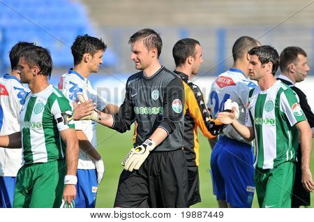 OSIJEK, Kroatien - 2 juli: Konkurrenterne ryste hænder før en venlig fodbold spil Osijek (CRO) vs.