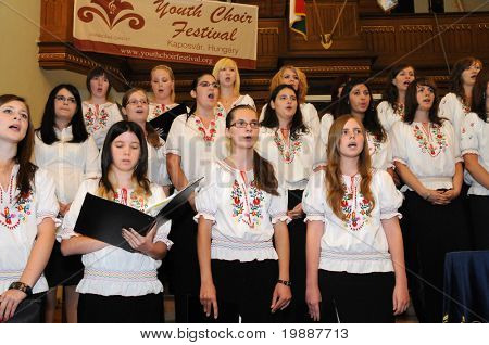 KAPOSVAR, Ungarn - 26 AUGUST: Medlemmer af Kodaly Zoltan Grammar School kor synge på IV. Pan