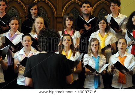 KAPOSVAR, Ungheria - 26 agosto: I membri del canto di Liszt Ferenc coro della scuola di musica presso la IV. Pannon