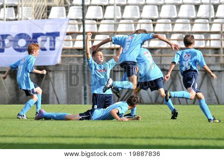 KAPOSVAR, Ungarn - 24 juli: Kroatiske spiller fejre et mål på VI. Ungdom fodbold Festival Und