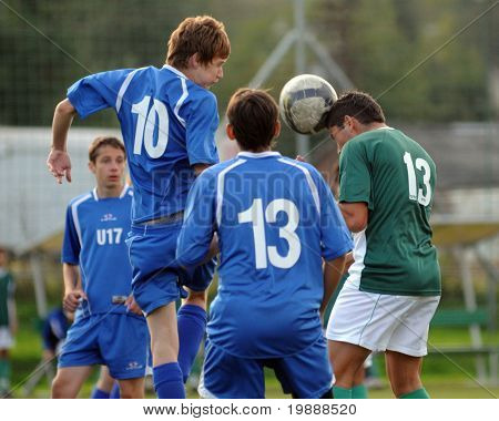 KAPOSVAR, Ungheria - 29 settembre: Zsolt Arvai (R) in azione presso la u campionato nazionale ungherese