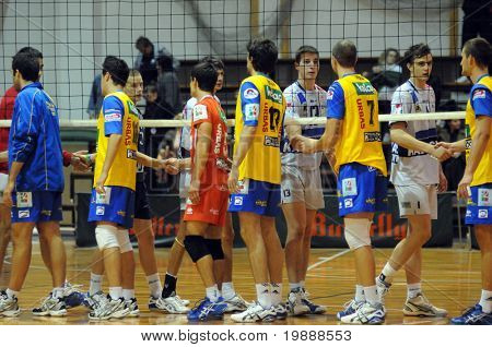 KAPOSVAR, Ungarn - 1 oktober: Konkurrenterne ryste hænder ved en Middle Europa League volleyball ga