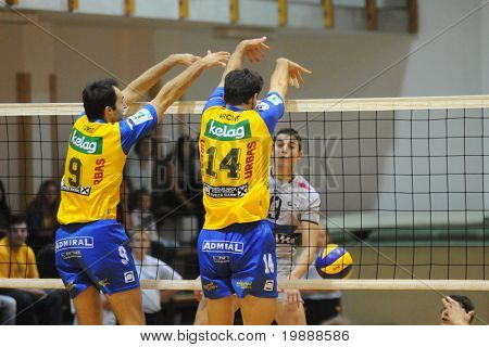 KAPOSVAR, Ungarn - 1 oktober: Uidentificerede spillere i aktion ved en Middle Europa League volleyball