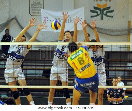 KAPOSVAR, Ungarn - 1 oktober: Tamas Kaszap (L) blokerer bolden ved en Middle Europa League volleyba