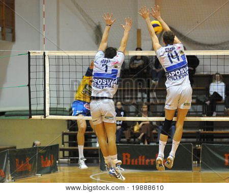KAPOSVAR, Ungarn - 1 oktober: Hoboth (7) og Csoma (14) blokerer bolden ved en Middle Europa League