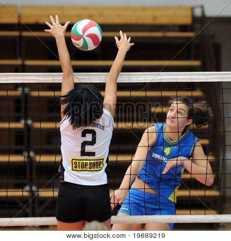 KAPOSVAR, Ungarn - 10 oktober: Petra Horvath (R) slår bolden på den ungarske NB I. League wom