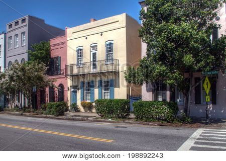 Charleston Streen looking at the front of the pastel houses