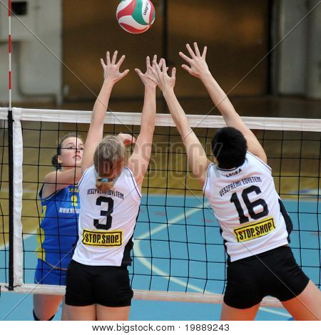 KAPOSVAR, Ungarn - 10 oktober: Zsanett Pinter (L) i aktion på ungarsk NB I. League kvinde vol
