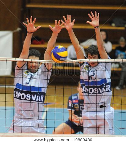 KAPOSVÁR, Maďarsko - 15. října: Nagy (L) a Bagics (R) blokuje míč na střední Evropské ligy 