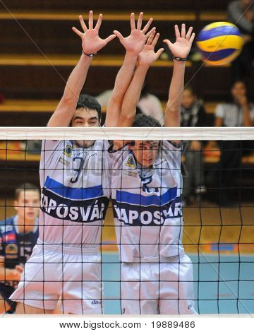 KAPOSVÁR, Maďarsko - 15. října: Nagy (L) a Bagics (R) blokuje míč na střední Evropské ligy 
