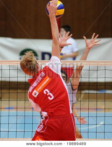 KAPOSVÁR, Maďarsko - 15. října: Wohlfahrtstater (3) udeří míč na střední Evropské ligy Vol.