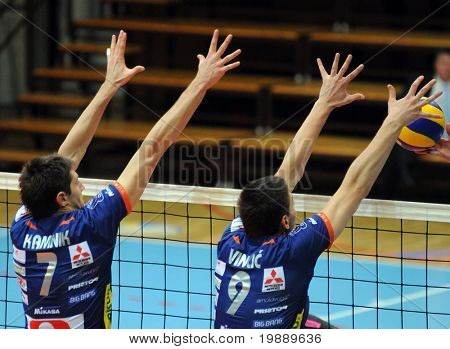 KAPOSVAR ฮังการี - 15 ตุลาคม: Bled เล่นบล็อกลูกที่ g เป็นวอลเล่ย์บอลลีกยุโรปกลาง
