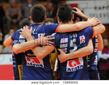 KAPOSVAR ฮังการี - 15 ตุลาคม: Bled เล่นฉลองที่ลูกที่มี volle ลีกยุโรปกลาง