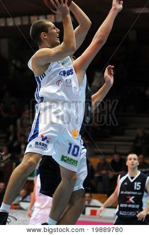 Kaposvar, Ungarn 24. Oktober: mate Medve (in weiß) in Aktion auf eine ungarische Champonship Basketball