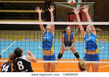 KAPOSVAR ฮังการี - 31 ตุลาคม: รัก Rebekra (R) บล็อกลูกที่ผู้หญิงลี I. NB ฮังการี 