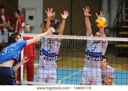KAPOSVAR, Ungarn - NOVEMBER 5: Jozsef Nagy (R) blockiert den Ball an eine Middle European League-volleyba