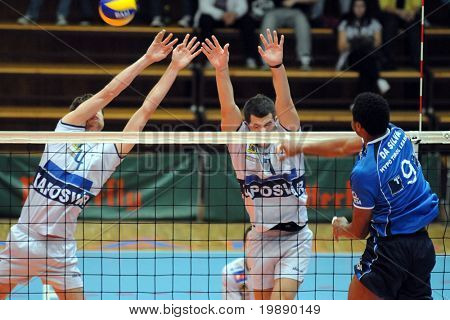 Kaposvar, Ungarn 5. November: da Silva (R) schlägt die Kugel auf einer mittleren europäischen Liga-Volleyball