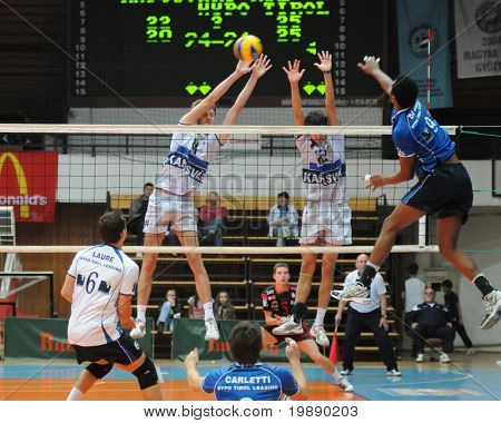 KAPOSVAR, Ungarn - NOVEMBER 5: Da Silva (R) trifft den Ball ein Middle European League-volleyball