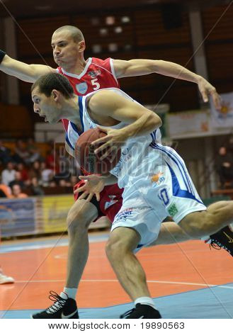 KAPOSVAR, Ungheria - 13 novembre: Mate Medve (in bianco) in azione in un Campionato ungherese basketba