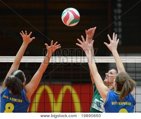 Jönköpings Södra, Ungern - 14 NOVEMBER: Barbara Balajcza (L) blockerar bollen på ungerska NB I. League 