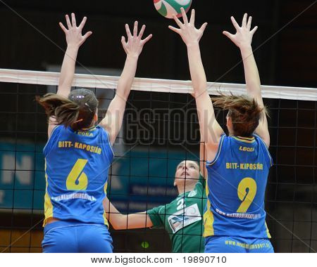 Kaposvar, Ungarn 14. November: Rebeka Rak (R) blockiert den Ball auf die ungarische nb i. Liga Frau 