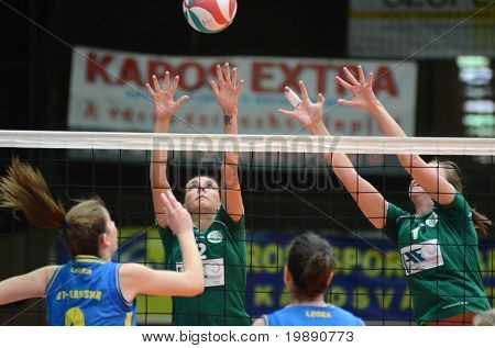 Kaposvar, Ungarn 14. November: Rebeka Rak (l) bei der ungarischen nb i. Liga Frau Volley