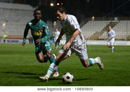 KAPOSVAR, Hongarije - 19 NOVEMBER: Boris Gujic (R) in actie op een Hongaarse National Championship socc