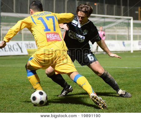 KAPOSVÁR, Maďarsko - 24. listopadu: Robert Kovacsevics (6) v akci na maďarská Liga Cup fotbal hr
