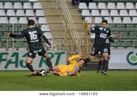 KAPOSVÁR, Maďarsko - 24. listopadu: Oliver Kovacs (16) v akci na maďarská Liga Cup Fotbal Ka