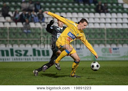 KAPOSVÁR, Maďarsko - 24. listopadu: Neidentifikovaný hráče v herně maďarská Liga Cup Fotbal 