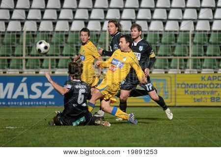 KAPOSVÁR, Maďarsko - 24. listopadu: Neidentifikovaný hráče v herně maďarská Liga Cup Fotbal 