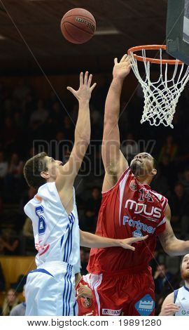KAPOSVAR, Ungarn - 27. NOVEMBER: Gergely Kutasi (L) i aktion på en ungarsk mesterskab basketball