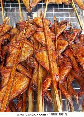 pollo calda di torrefazione sulla griglia del barbecue affumicato