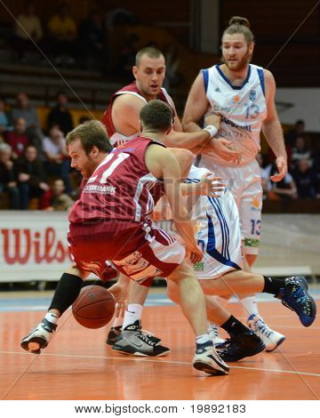 KAPOSVAR, Ungarn - 11. DECEMBER: Uidentificerede spillere i aktion på en ungarsk mesterskab basketball