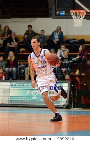 KAPOSVAR, Ungheria - 11 dicembre: Medve Mate in azione durante una partita di basket del Campionato ungherese Ka