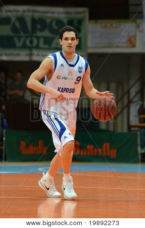 KAPOSVAR, Ungheria - 11 dicembre: Tamas Markus (9) in azione a un g di basket Campionato ungherese