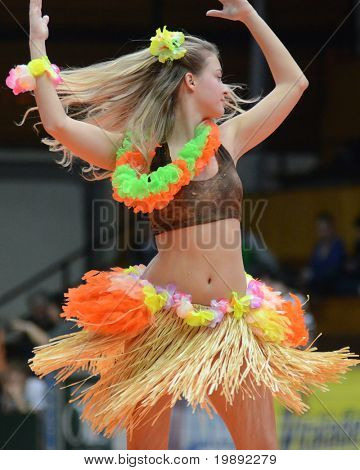 KAPOSVAR, Ungarn - 11. DECEMBER: Danseshow på en ungarsk mesterskab basketball spil Kaposvar vs.