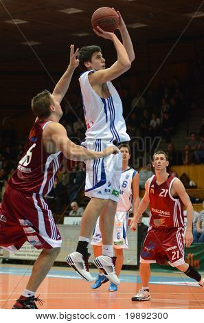 KAPOSVAR, Ungarn - 11. DECEMBER: Uidentificerede spillere i aktion på en ungarsk mesterskab basketball