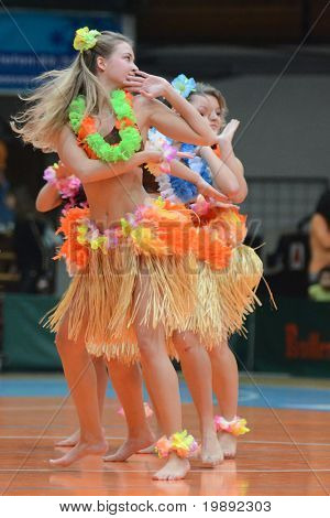 KAPOSVAR, Ungarn - 11. DECEMBER: Danseshow på en ungarsk mesterskab basketball spil Kaposvar vs.