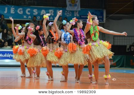KAPOSVAR, Ungarn - 11. DECEMBER: Danseshow på en ungarsk mesterskab basketball spil Kaposvar vs.