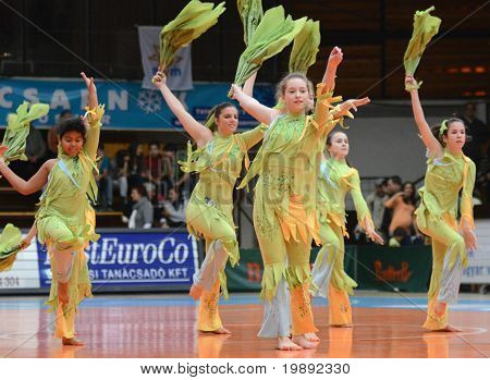 KAPOSVAR, Ungarn - 11. DECEMBER: Danseshow på en ungarsk mesterskab basketball spil Kaposvar vs.