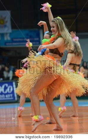 KAPOSVAR, Ungarn - 11. DECEMBER: Danseshow på en ungarsk mesterskab basketball spil Kaposvar vs.