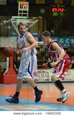 KAPOSVAR, Ungarn - 11. DECEMBER: Josh Wilson (L) i aktion på en ungarsk mesterskab basketball ga