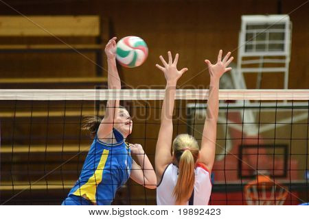 KAPOSVAR, Ungarn - DECEMBER 12: Zsanett Pinter (L) i aktion på den ungarske NB I. League kvinde vo