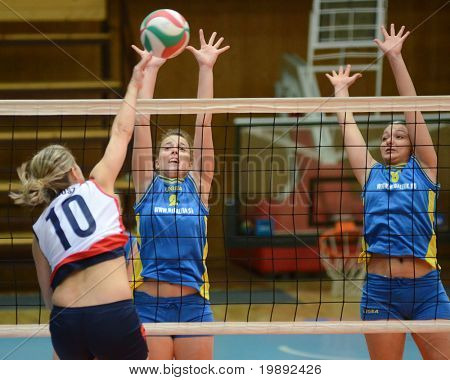 KAPOSVAR, Ungarn - DECEMBER 12: Zsanett Pinter (2) i aktion på den ungarske NB I. League kvinde vo
