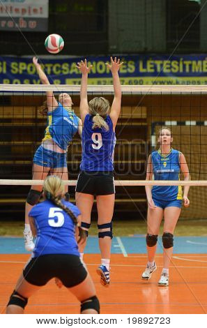 KAPOSVAR, 헝가리-12 월 19 일: Szandra Szombathelyi (L) 공을 헝가리어 NB 나 르 친다