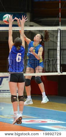 KAPOSVAR, 헝가리-12 월 19 일: Szandra Szombathelyi (R) 헝가리어 NB I. 리그 wo에서 행동