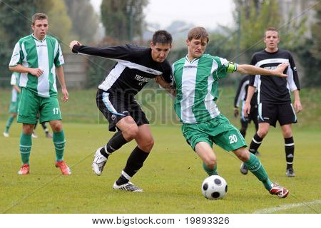 KAPOSVÁR, Maďarsko - 17. října: Miklos Szolomajer (20) v akci na maďarský národní Championshi