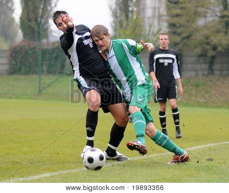 KAPOSVÁR, Maďarsko - 17. října: Miklos Szolomajer (v zeleném) v akci na maďarský národní Champ
