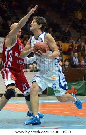 KAPOSVAR, Ungarn - januar 12: Gergely Kutasi (R) i aktion på en Hugarian Cup basketball spil Kapos